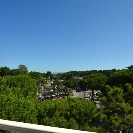 With Sea View Balcony In Lignano Pineta Apartmán